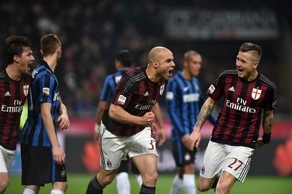 活久见，阿根廷杯决赛独立队主帅用脚绊倒对手拖延时间被罚下