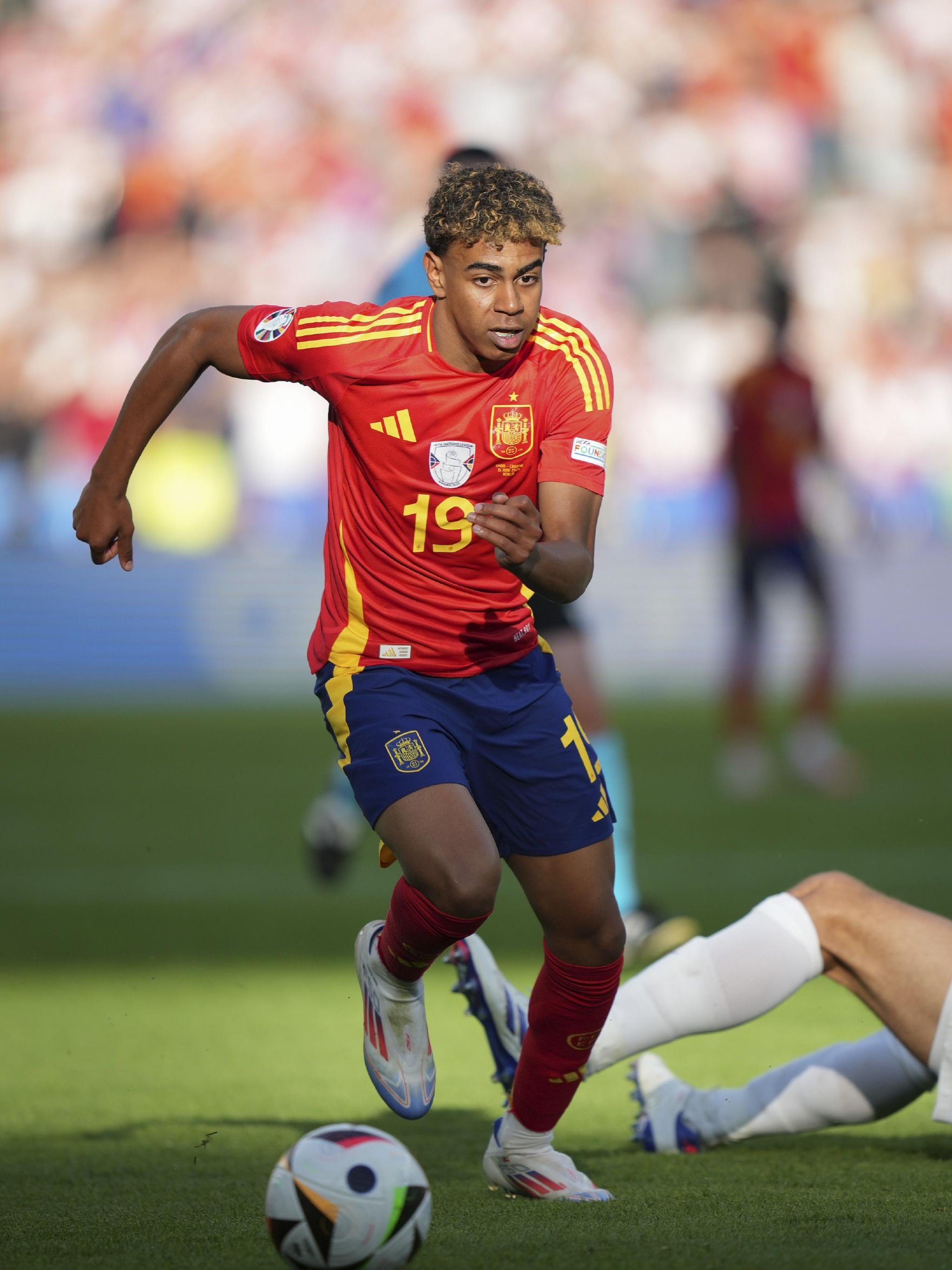 勇士官方：格林扭伤右脚，本场比赛不会回归